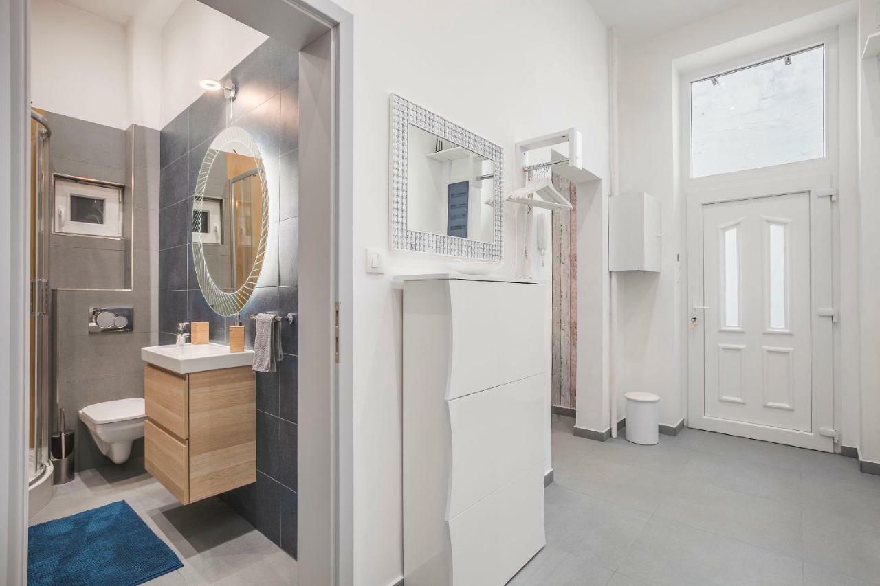 Broadway Apartment *
